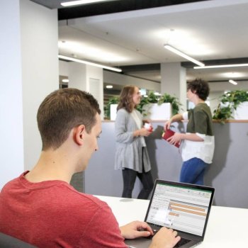 Young Professionals bei der Arbeit Young Professionals bei der Arbeit